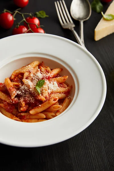 Selektivt Fokus Välsmakande Bolognese Pasta Med Tomatsås Och Parmesan Vit — Stockfoto