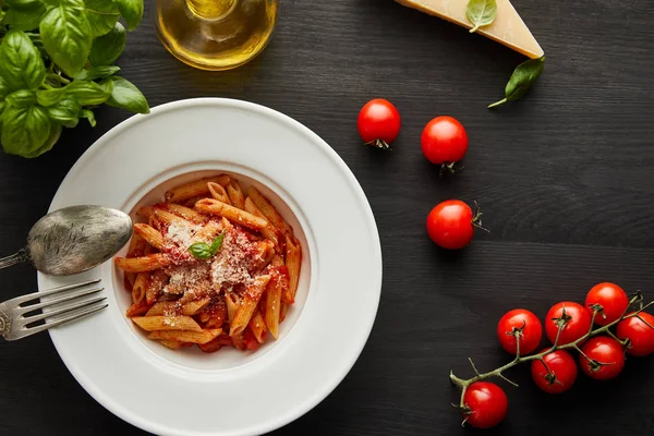 Vista Superior Massa Bolonhesa Saborosa Com Molho Tomate Parmesão Placa — Fotografia de Stock