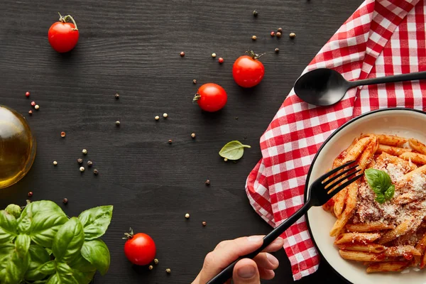Beskärd Utsikt Över Mannen Äter Välsmakande Bolognese Pasta Med Tomatsås — Stockfoto