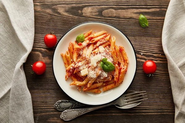 Ovanifrån Välsmakande Bolognese Pasta Med Tomatsås Och Parmesan Vit Platta — Stockfoto