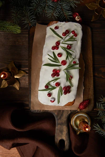 Vista Superior Del Pastel Tradicional Navidad Con Arándano Cerca Pino —  Fotos de Stock