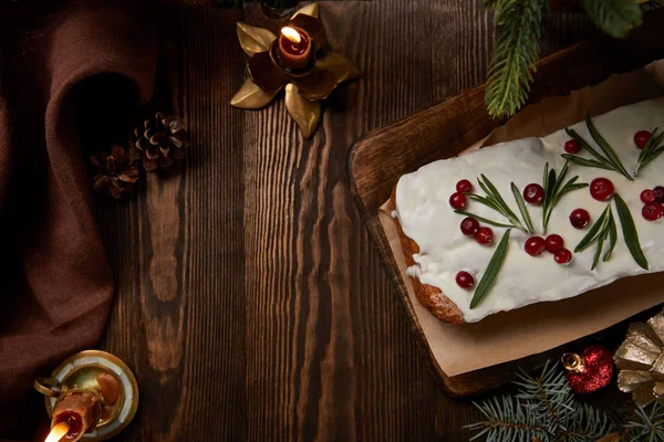 Blick Von Oben Auf Traditionellen Weihnachtskuchen Mit Preiselbeere Der Nähe — Stockfoto