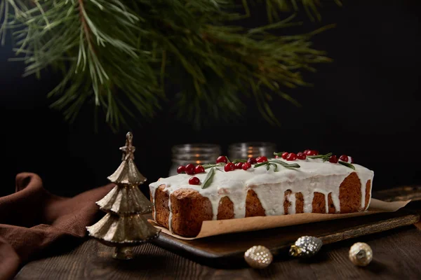 Pastel Tradicional Navidad Con Arándano Cerca Pino Bolas Velas Mesa —  Fotos de Stock