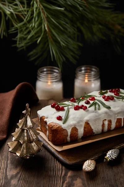 Pastel Tradicional Navidad Con Arándano Cerca Pino Bolas Velas Mesa —  Fotos de Stock