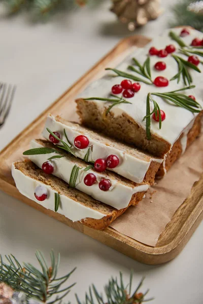 Torta Natale Tradizionale Con Mirtillo Tavola Legno Tavolo Bianco — Foto Stock