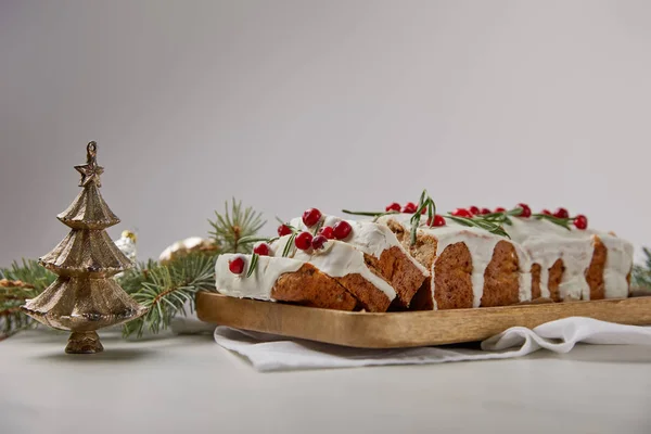 Pastel Tradicional Navidad Con Arándano Cerca Bauble Pino Sobre Mesa — Foto de Stock