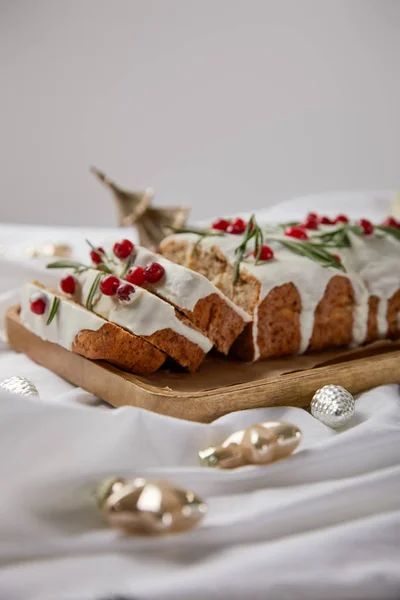 Селективный Фокус Традиционного Рождественского Торта Клюквой Деревянной Доске Рядом Безделушками — стоковое фото