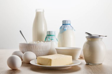 taze organik süt ürünleri ve yumurtalar ahşap masa üzerinde izole edilmiş beyaz