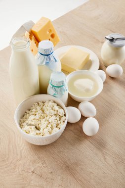 Lezzetli taze süt ürünleri ve yumurtalar ahşap masa üzerinde izole edilmiş beyaz