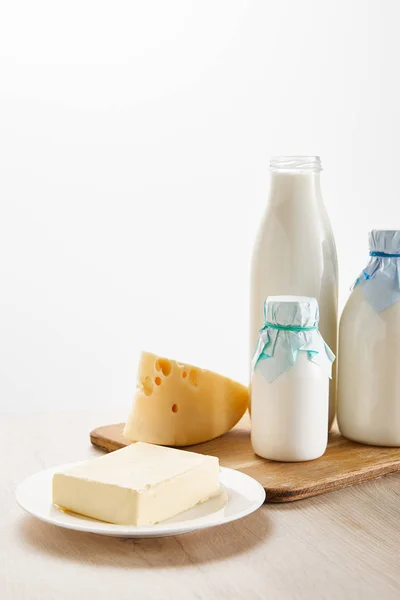 Verschiedene Frische Bio Milchprodukte Auf Holzplatte Isoliert Auf Weiß — Stockfoto