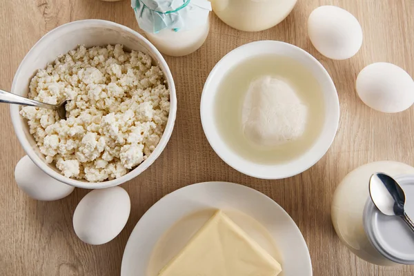 新鮮な有機乳製品や卵の木のテーブルの上からの眺め — ストック写真