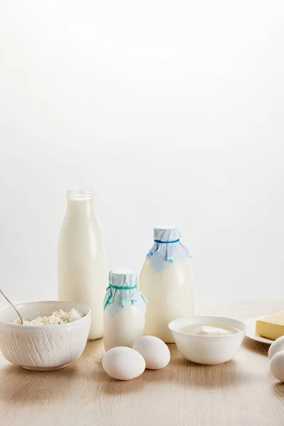 Вкусные Органические Молочные Продукты Яйца Деревянном Столе Изолированные Белом — стоковое фото