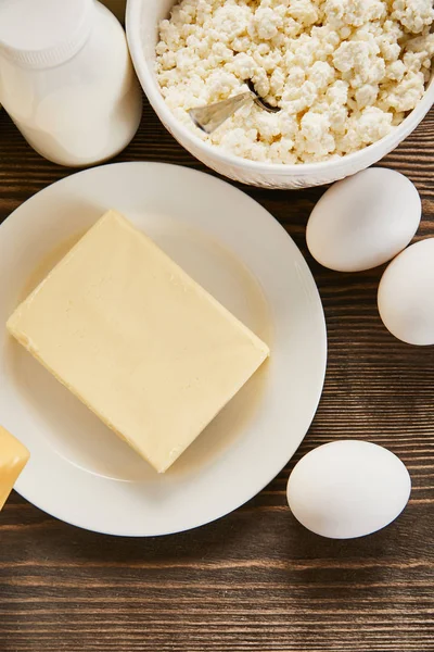 Ovanifrån Läckra Färska Mejeriprodukter Och Ägg Träbord — Stockfoto