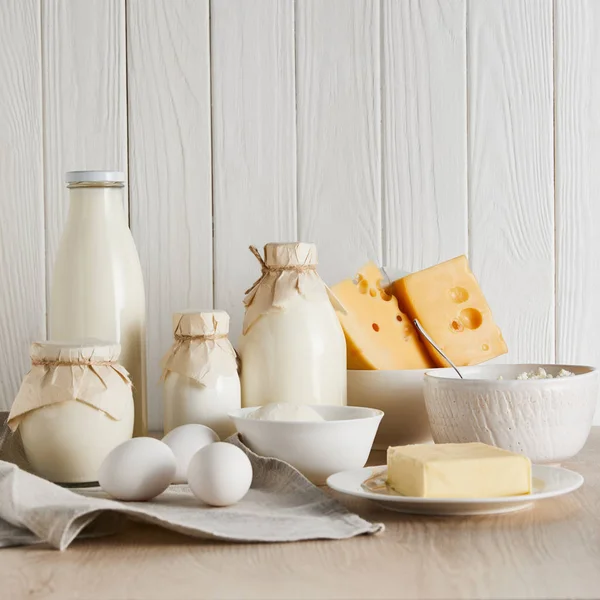 Deliciosos Productos Lácteos Frescos Huevos Sobre Fondo Madera Blanca — Foto de Stock