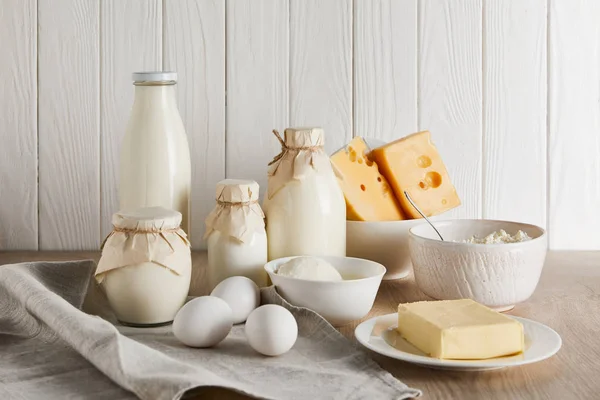 Смачні Свіжі Молочні Продукти Яйця Білому Дерев Яному Фоні — стокове фото