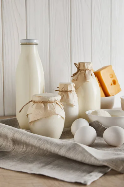 Délicieux Produits Laitiers Frais Oeufs Sur Fond Bois Blanc — Photo