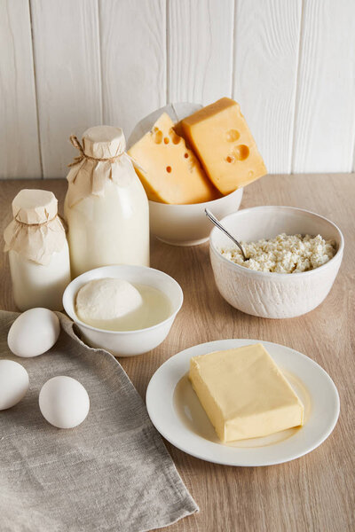 вкусные свежие молочные продукты и яйца на белом деревянном фоне
