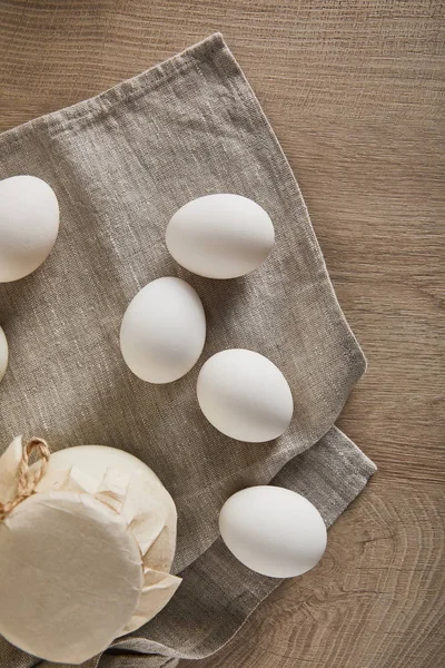 Πάνω Όψη Αυγών Και Γάλακτος Ξύλινο Τραπέζι Χαρτοπετσέτα — Φωτογραφία Αρχείου