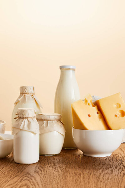 вкусные органические молочные продукты и яйца на деревенском деревянном столе, изолированные на бежевом
