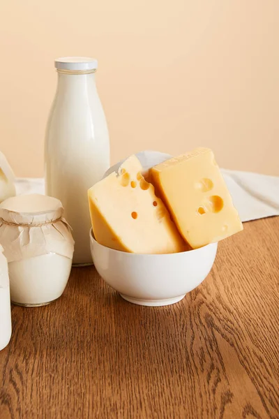 Leckere Bio Milchprodukte Auf Rustikalem Holztisch Isoliert Auf Beige — Stockfoto