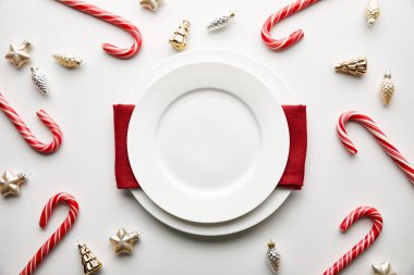 Dekorasyon ve şekerlemelerle beyaz arkaplandaki şenlikli Noel sofrası manzarası