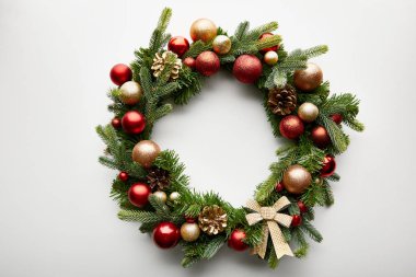 Beyaz arka planda mücevherleri olan şenlikli Noel çelengi manzarası