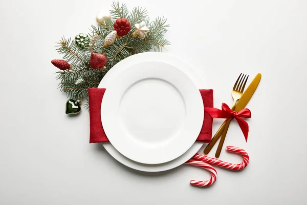 Felső Nézet Ünnepi Karácsonyi Asztal Beállítás Fehér Háttér Dekoráció Fenyő — Stock Fotó