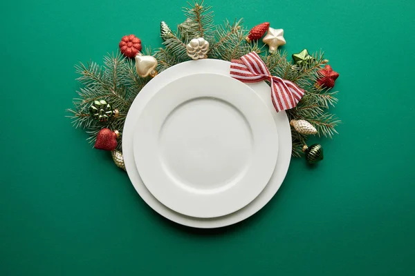 Κορυφή Άποψη Των Λευκών Πιάτων Κοντά Εορταστική Χριστουγεννιάτικο Δέντρο Υποκατάστημα — Φωτογραφία Αρχείου