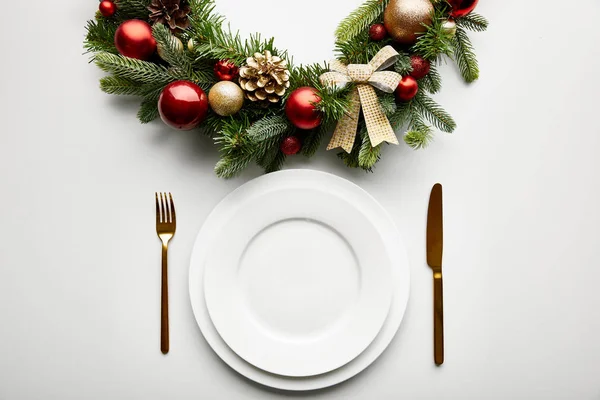 Top View White Plates Golden Cutlery Festive Christmas Wreath Baubles — Stock Photo, Image