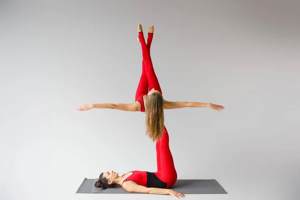 Chicas Europeas Practicando Acroyoga Esterilla Yoga Aisladas Gris —  Fotos de Stock