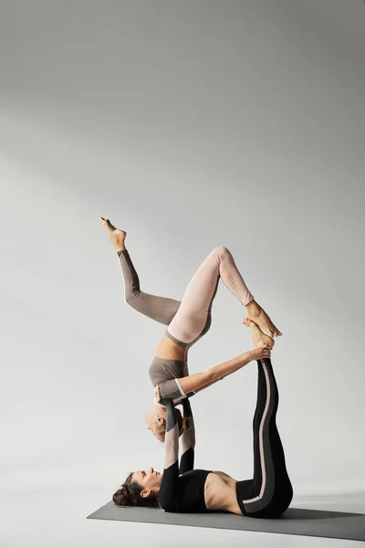 Young Women Practicing Acroyoga Yoga Mat Studio — Stock Photo, Image