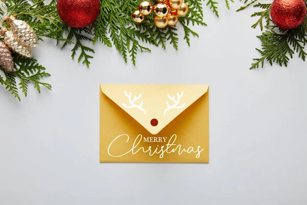 Blick Von Oben Auf Goldglänzende Weihnachtsdekoration Und Umschlag Mit Frohen — Stockfoto