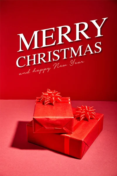 Cajas Regalo Navidad Rojo Sobre Fondo Rojo Con Feliz Navidad — Foto de Stock