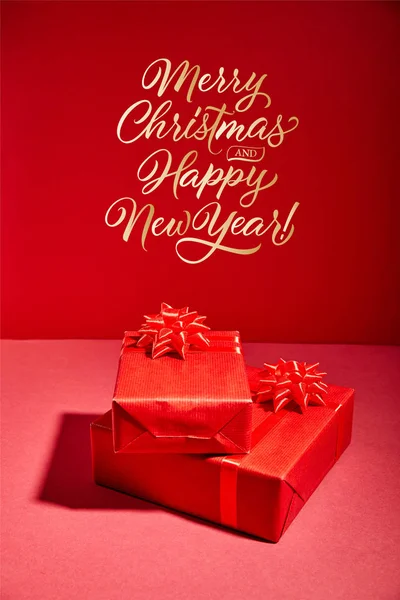 Kırmızı Noel Hediye Kutuları Kırmızı Arka Planda Altın Mutlu Noeller — Stok fotoğraf