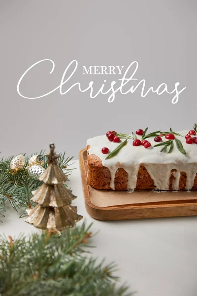 Pastel Tradicional Navidad Con Arándano Cerca Bolas Pino Sobre Mesa — Foto de Stock