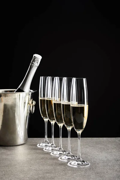 Focalizarea Selectivă Paharelor Șampanie Vin Spumant Lângă Sticlă Găleată Gheață — Fotografie, imagine de stoc