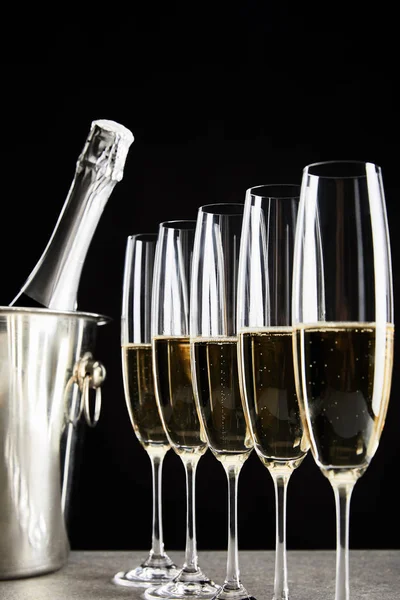 Fuoco Selettivo Bicchieri Champagne Con Spumante Vicino Bottiglia Secchio Ghiaccio — Foto Stock