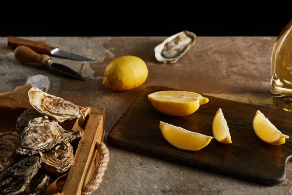 柠檬和刀具附近壳中美味牡蛎的精选焦点 — 图库照片