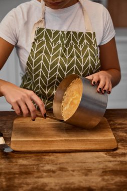Pastacının pasta kalıbından çıkardığı kısmi manzara