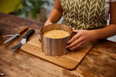 Kesme tahtasında pasta yapan pastacının kısmi görüntüsü
