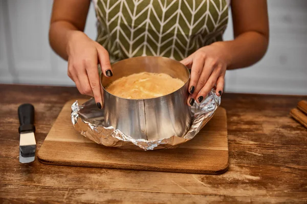 Ausgeschnittene Ansicht Eines Konditors Der Neben Gebackenem Kuchen Steht — Stockfoto