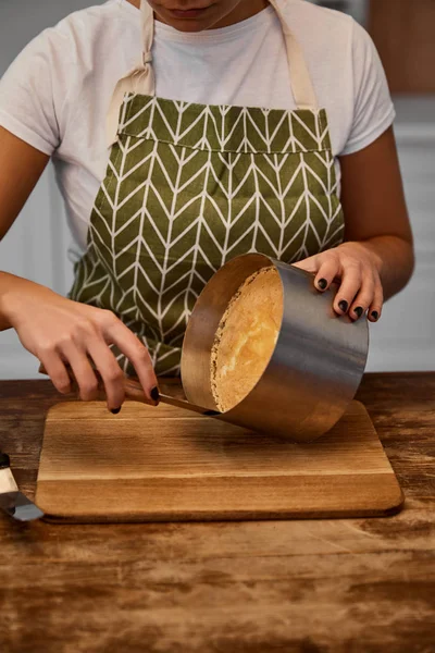 Gedeeltelijk Uitzicht Van Banketbakker Nemen Van Taart Uit Taartvorm — Stockfoto