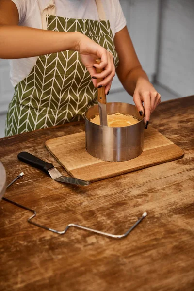 Teilansicht Konditor Schneidet Kuchen Mit Messer — Stockfoto