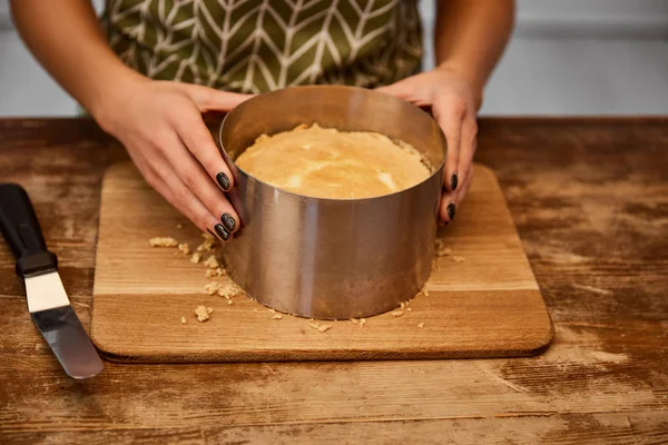 Abgeschnittene Ansicht Von Konditor Tun Form Von Kuchen Mit Kuchenform — Stockfoto