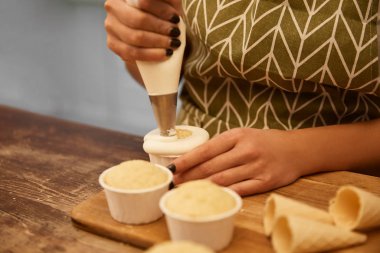 Pasta poşeti ve çöreklerle çalışan şekerci manzarası