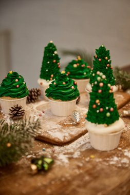 Süslü Noel ağacı çörekleri, üzerinde ladin dalları ve koniler olan noel topları.