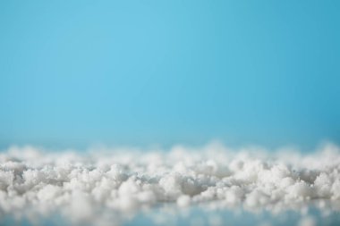 Noel arkaplanı için mavi üzerine dekoratif kar