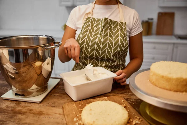 Partiell Bild Konfektyren Tar Grädde För Matlagning Söt Kaka — Stockfoto