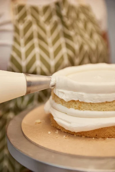 Vista Recortada Del Pastelero Utilizando Una Bolsa Pastelería Con Crema — Foto de Stock