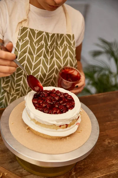 Copped View Confectioner Adding Tasty Berry Jam Cake Layer — Stock Photo, Image